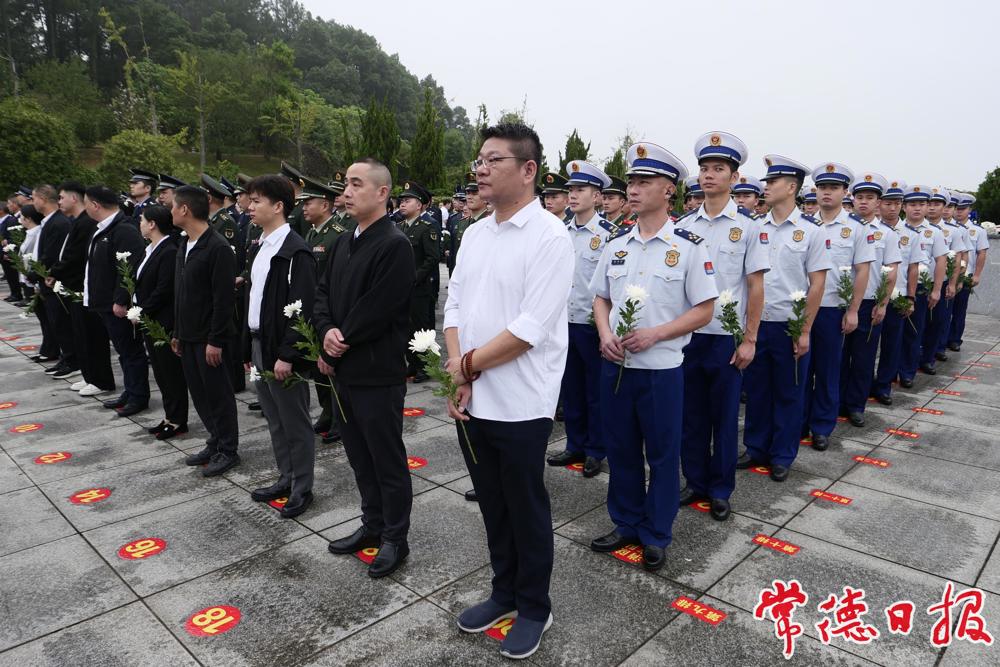 各界代表一同缅怀烈士 各界代表一同缅怀烈士