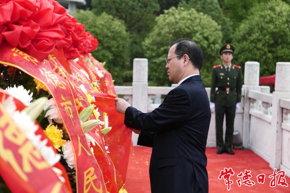 周振宇整理花篮缎带 周振宇整理花篮缎带
