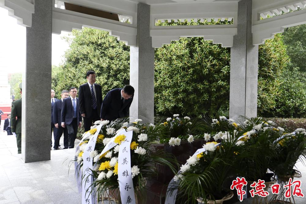 在无名烈士亭祭奠烈士 在无名烈士亭祭奠烈士