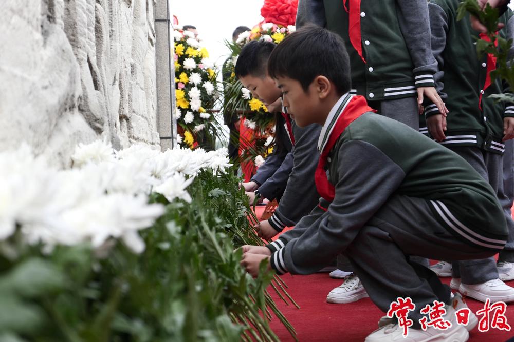 少先队员向烈士纪念碑献花 少先队员向烈士纪念碑献花