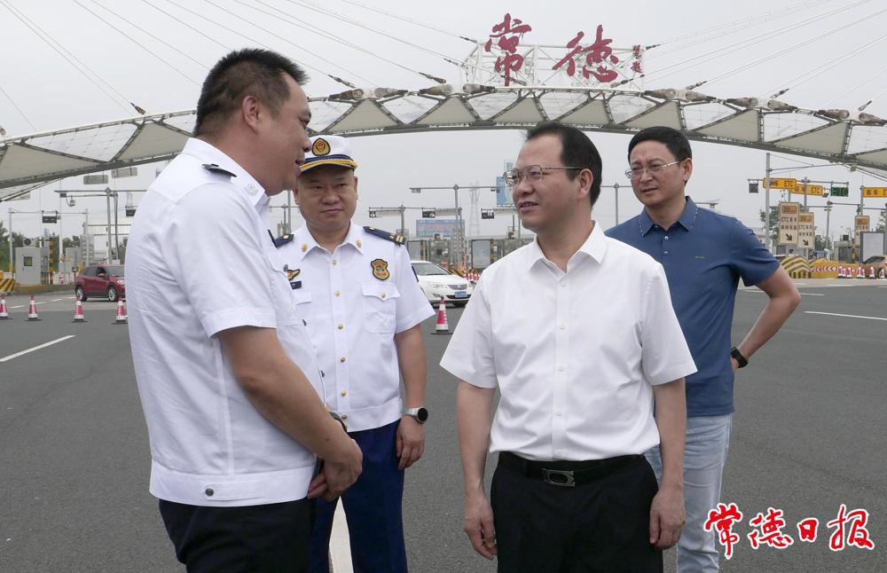 在常德东（芦荻山）高速收费站督导交通保畅工作