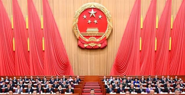 十四届全国人大四次会议在京开幕 习近平等在主席台就座